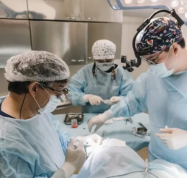 Операция по увеличению груди в стерильной операционной NBC Clinic